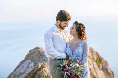 Gelin ve damat açık hava düğün photosession poz 