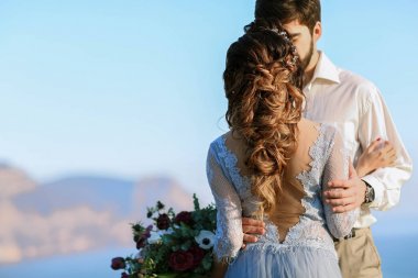 Gelin ve damat açık hava düğün photosession poz 