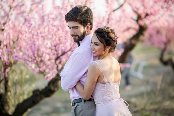 Bella Sposa Sposo Posa Giardino Contro Alberi Fiore — Foto Stock