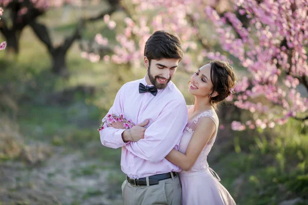 Bella Sposa Sposo Posa Giardino Contro Alberi Fiore — Foto Stock