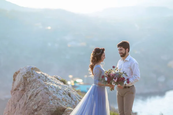Vackra Bröllop Par Poserar Mot Pittoreska Landskap — Stockfoto