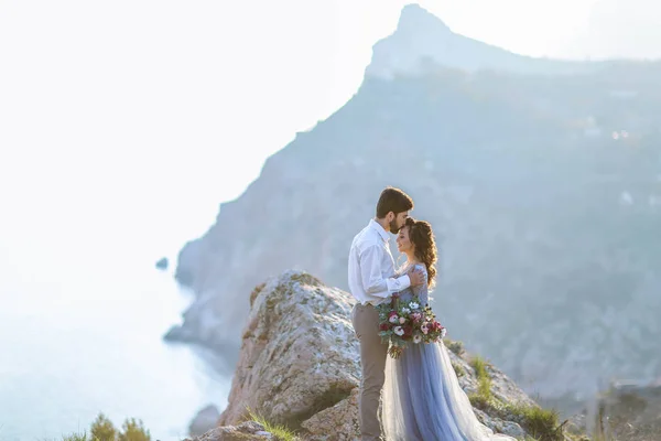 美丽的新婚夫妇摆在风景如画的景观 — 图库照片