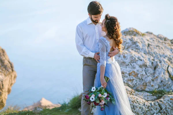 Vackra Bröllop Par Poserar Mot Pittoreska Landskap — Stockfoto
