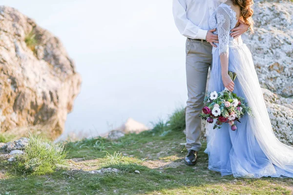 Красива Весільна Пара Позує Мальовничий Пейзаж — стокове фото