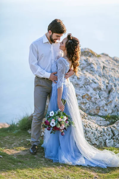 Vackra Bröllop Par Poserar Mot Pittoreska Landskap — Stockfoto