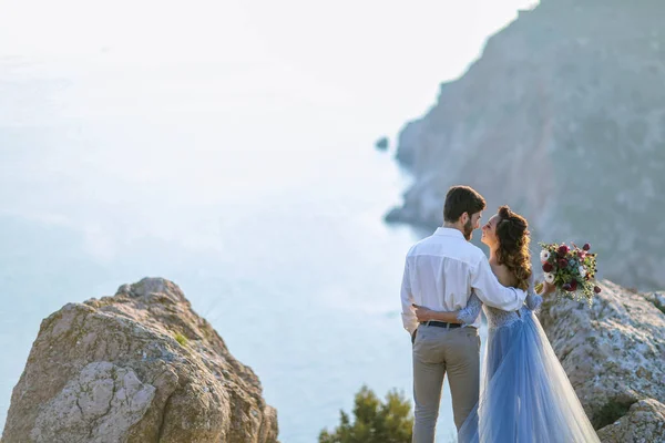 Bella Coppia Nozze Posa Contro Paesaggio Pittoresco — Foto Stock