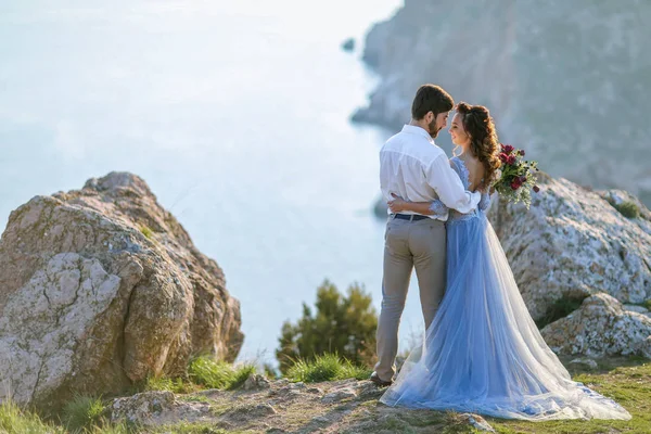Schönes Hochzeitspaar Posiert Vor Malerischer Landschaft — Stockfoto
