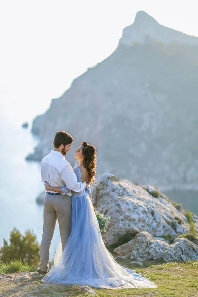 Belo Casamento Casal Posando Contra Paisagem Pitoresca — Fotografia de Stock