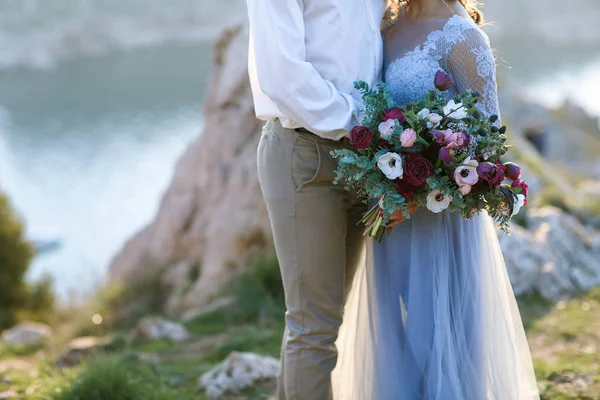 Bruden Och Brudgummen Poserar Utomhus Bröllop Fotosession — Stockfoto