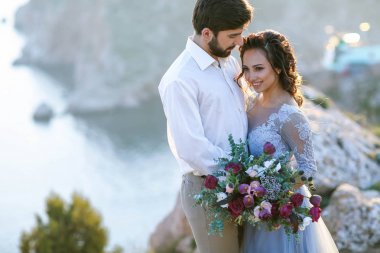 Gelin ve damat açık hava düğün photosession poz 