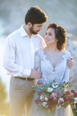 Gelin ve damat açık hava düğün photosession poz 