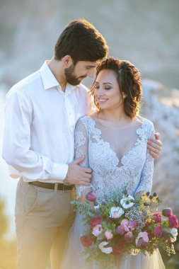 Gelin ve damat açık hava düğün photosession poz 