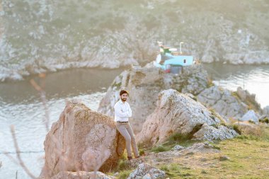 Genç yakışıklı damat açık havada poz