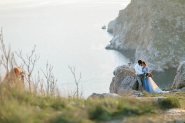 Gelin ve damat açık hava düğün photosession poz 