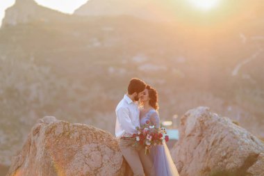 Gelin ve damat açık hava düğün photosession poz 