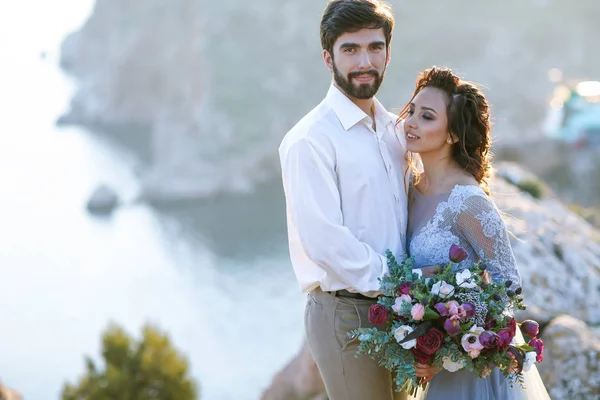 Bruden Och Brudgummen Poserar Utomhus Bröllop Fotosession — Stockfoto