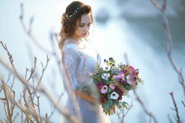 Jovem Noiva Bonita Posando Livre Lindo Vestido Azul Segurando Buquê — Fotografia de Stock