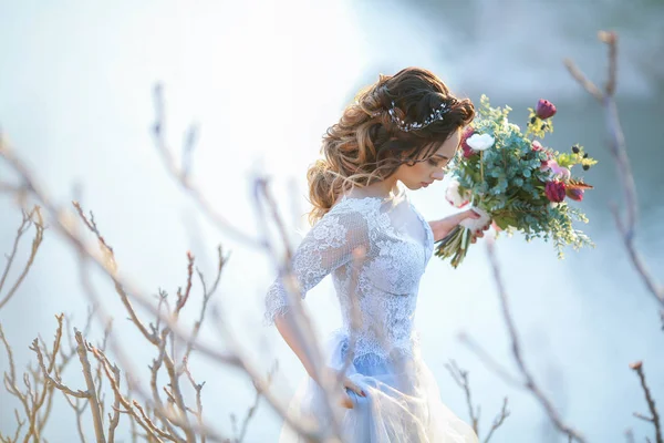 Jovem Noiva Bonita Posando Livre Lindo Vestido Azul Segurando Buquê — Fotografia de Stock