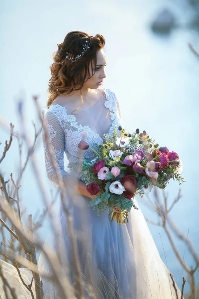 Молодая Красивая Невеста Позирует Открытом Воздухе Великолепном Голубом Платье Цветочным — стоковое фото