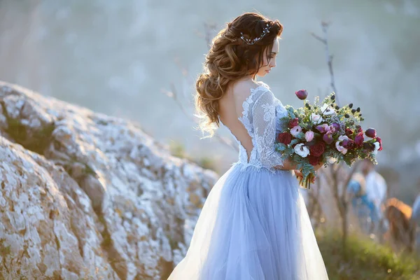 Fiatal Gyönyörű Menyasszony Pózol Kint Tartja Csokor Virág Gyönyörű Kék — Stock Fotó
