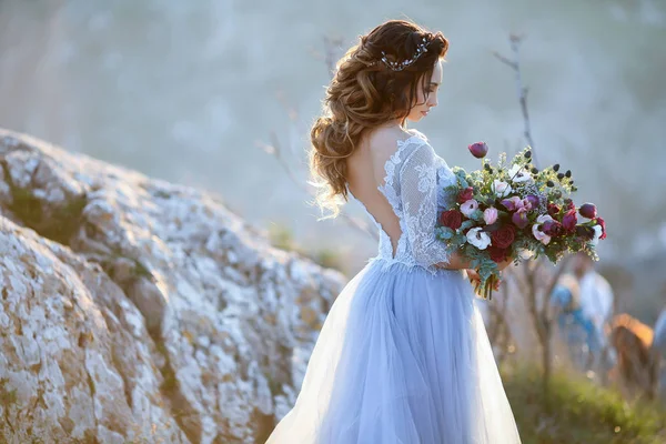 Jovem Noiva Bonita Posando Livre Lindo Vestido Azul Segurando Buquê — Fotografia de Stock