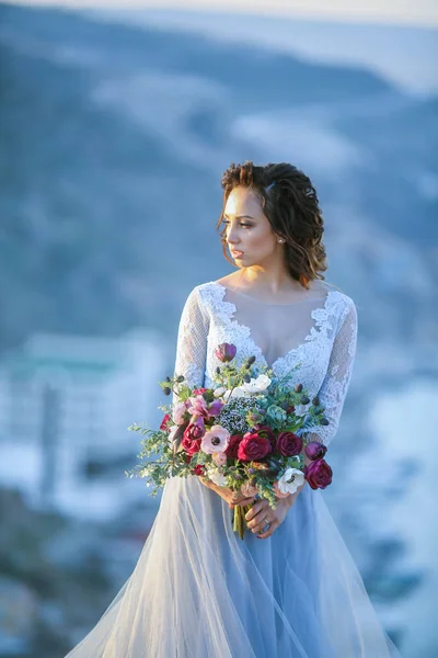 Unga Vackra Brud Poserar Utomhus Underbara Blå Klänning Holding Blombukett — Stockfoto