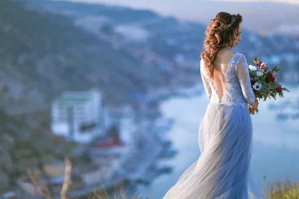 Jovem Noiva Bonita Posando Livre Lindo Vestido Azul Segurando Buquê — Fotografia de Stock