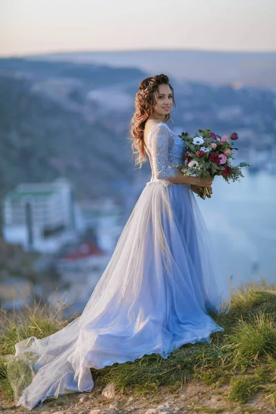 Jovem Noiva Bonita Posando Livre Lindo Vestido Azul Segurando Buquê — Fotografia de Stock