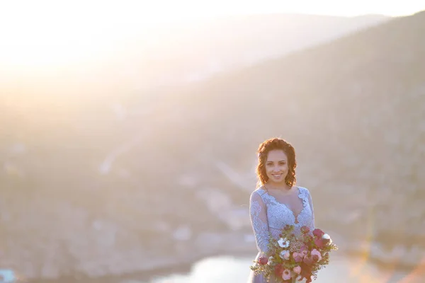 Fiatal Gyönyörű Menyasszony Pózol Kint Tartja Csokor Virág Gyönyörű Kék — Stock Fotó