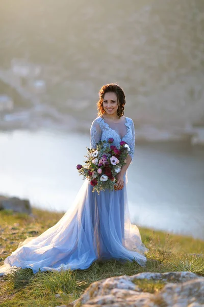 Jovem Noiva Bonita Posando Livre Lindo Vestido Azul Segurando Buquê — Fotografia de Stock