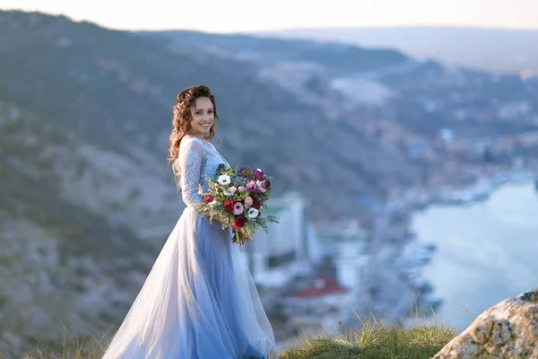 Junge Schöne Braut Posiert Freien Wunderschönen Blauen Kleid Mit Blumenstrauß — Stockfoto