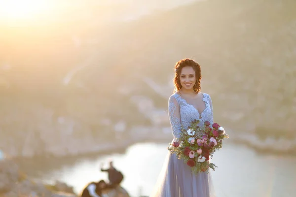 Jovem Noiva Bonita Posando Livre Lindo Vestido Azul Segurando Buquê — Fotografia de Stock