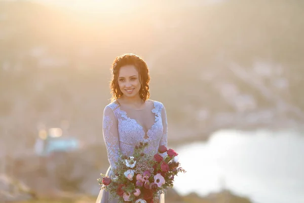 Jovem Noiva Bonita Posando Livre Lindo Vestido Azul Segurando Buquê — Fotografia de Stock