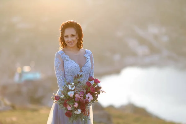 Giovane Bella Sposa Posa All Aperto Splendido Vestito Blu Con — Foto Stock