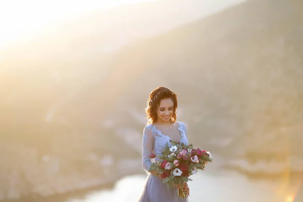 Jonge Mooie Bruid Poseren Buiten Prachtige Blauwe Jurk Bloemboeket Houden — Stockfoto