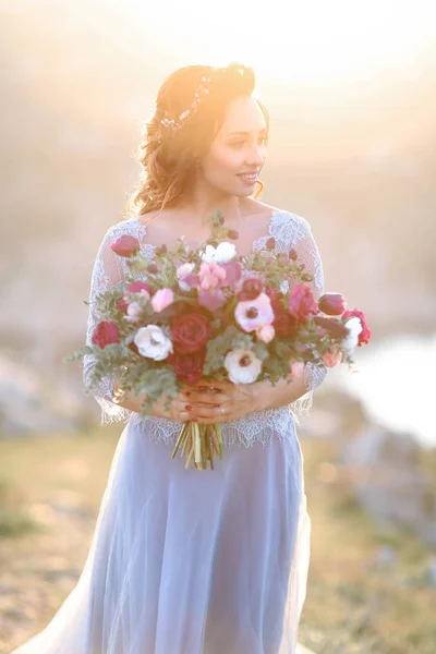 Jeune Belle Mariée Posant Plein Air Dans Une Magnifique Robe — Photo