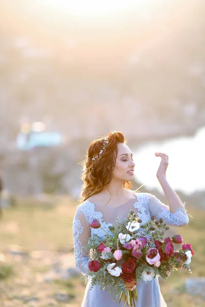 Unga Vackra Brud Poserar Utomhus Underbara Blå Klänning Holding Blombukett — Stockfoto