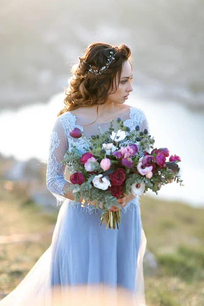 Jovem Noiva Bonita Posando Livre Lindo Vestido Azul Segurando Buquê — Fotografia de Stock