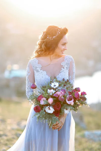 Jovem Noiva Bonita Posando Livre Lindo Vestido Azul Segurando Buquê — Fotografia de Stock