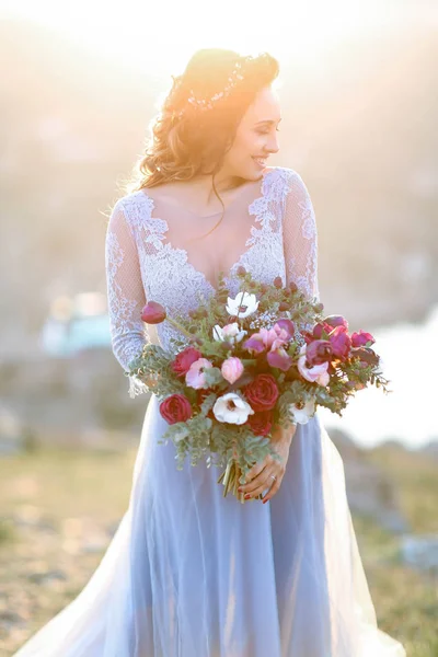 Jovem Noiva Bonita Posando Livre Lindo Vestido Azul Segurando Buquê — Fotografia de Stock