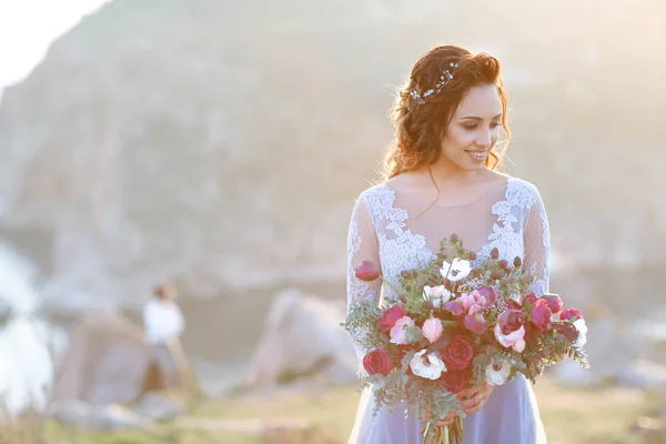 Unga Vackra Brud Poserar Utomhus Underbara Blå Klänning Holding Blombukett — Stockfoto