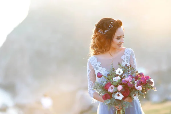 Jeune Belle Mariée Posant Plein Air Dans Une Magnifique Robe — Photo