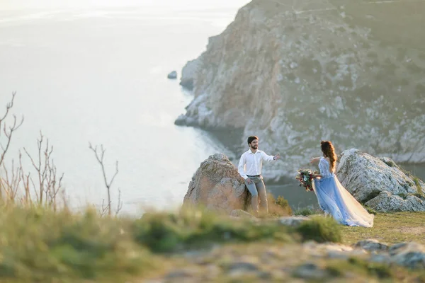 Sposa Sposo Posa Sulla Foto Nozze All Aperto — Foto Stock