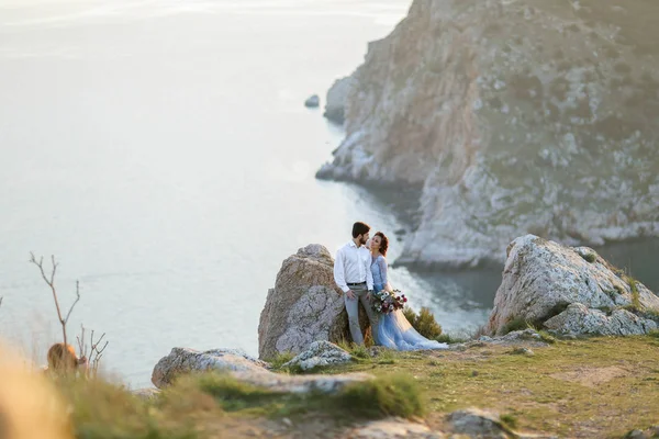 Sposa Sposo Posa Sulla Foto Nozze All Aperto — Foto Stock