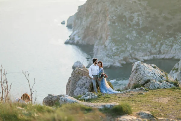 Sposa Sposo Posa Sulla Foto Nozze All Aperto — Foto Stock