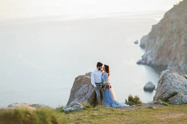 Sposa Sposo Posa Sulla Foto Nozze All Aperto — Foto Stock