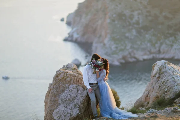 Bruden Och Brudgummen Poserar Utomhus Bröllop Fotosession — Stockfoto