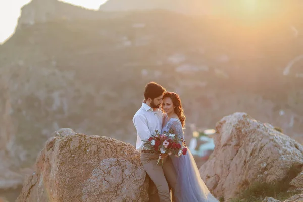 Sposa Sposo Posa Sulla Foto Nozze All Aperto — Foto Stock