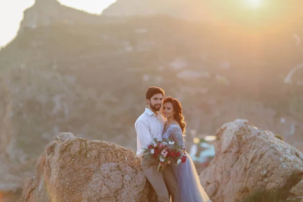 Sposa Sposo Posa Sulla Foto Nozze All Aperto — Foto Stock