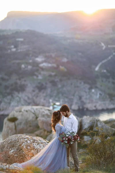 Braut Und Bräutigam Posieren Für Hochzeitsfotos Freien — Stockfoto